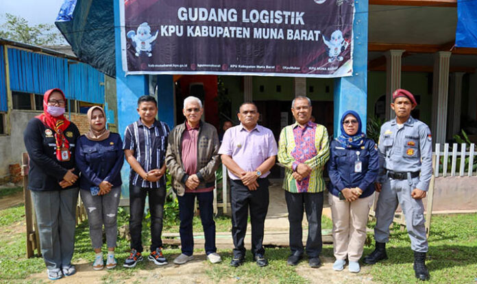 Sekda Sultra Tinjau Logistik Pemilu di Muna Barat, Pastikan Kesiapan Distribusi dan Antisipasi Cuaca Buruk