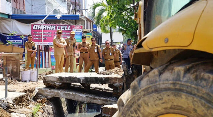 Pemkot Kendari Gerak Cepat Bersihkan Drainase di Jalan Ir. Soekarno