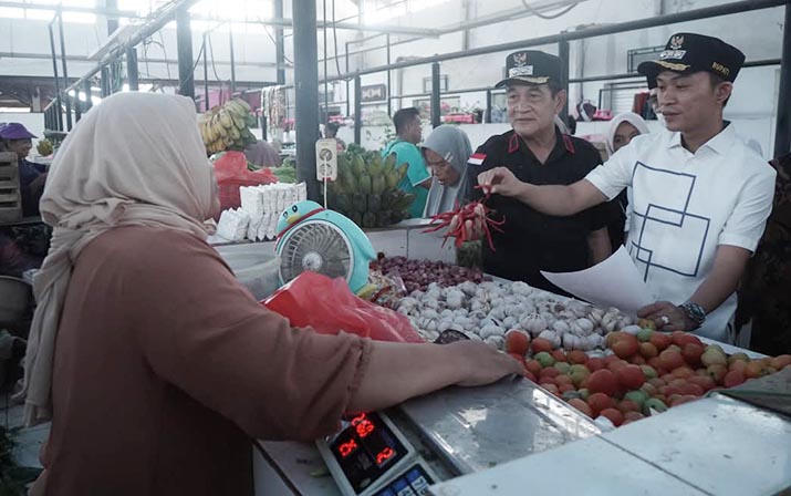 Bupati Konut Pastikan Harga Bahan Pokok Stabil Jelang Idul Fitri 2025